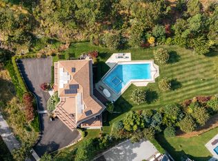 89 Old Canoe Place Rd, Hampton Bays, NY 11946