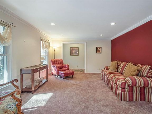 4th image of 141 Patricia Ln