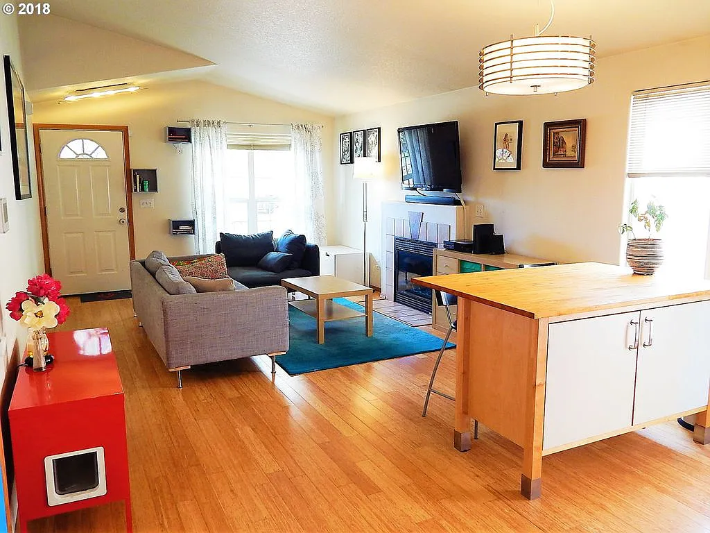 3 bed, 1146 sqft, $2,700 — Photo 2