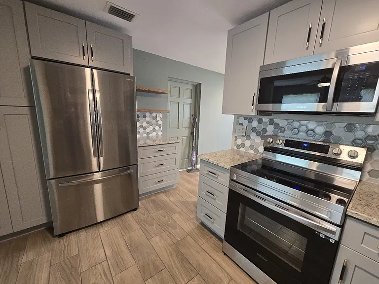 203 Chalmer Dr — Photo 3
