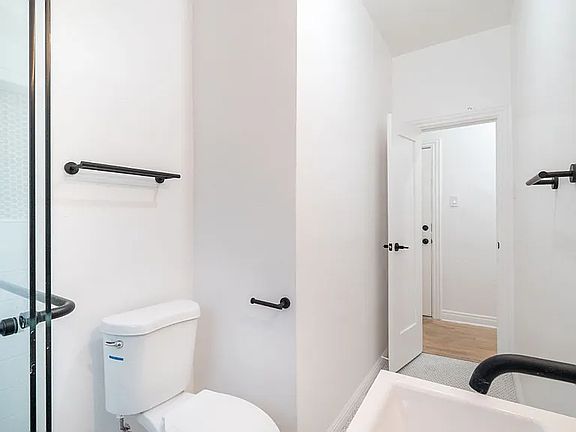 4th image of 710 N Van Ness Ave Unit A