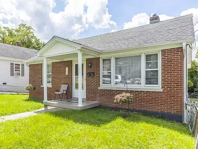 109 E Locust St — Photo 2