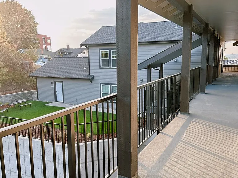 600 E Maple St — Photo 37