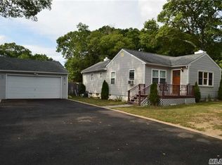 4 Robin Pl, Farmingville, NY 11738