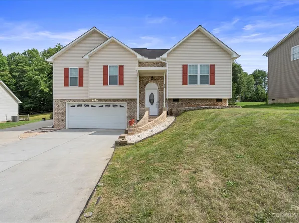 305 Pine Meadows Cir, Hickory, NC 28601