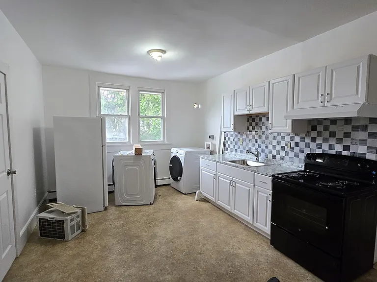 65 Windermere Ave #4 — Photo 2