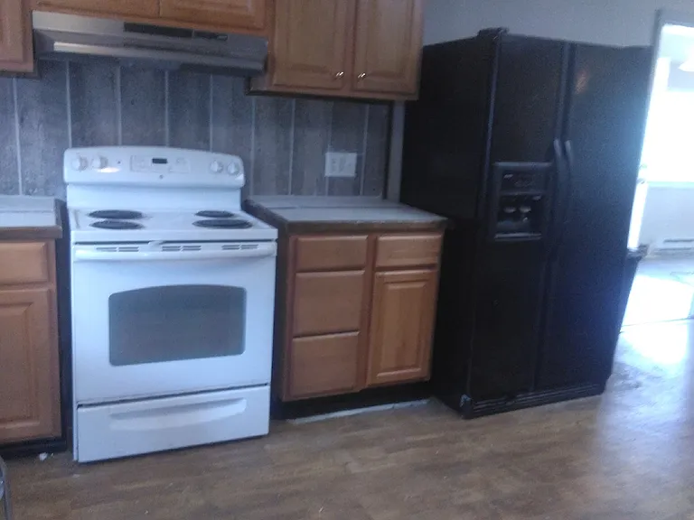 Self cleaning stove and large side by side fridge