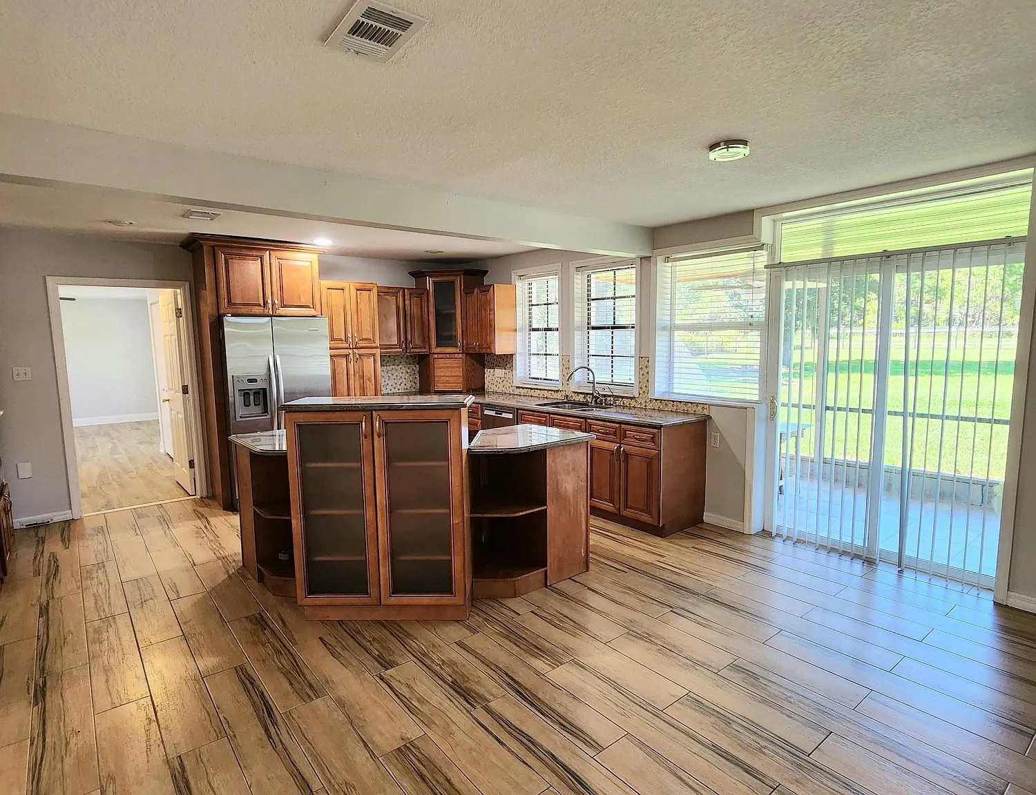4 bed, 2800 sqft, $3,500 — Photo 3