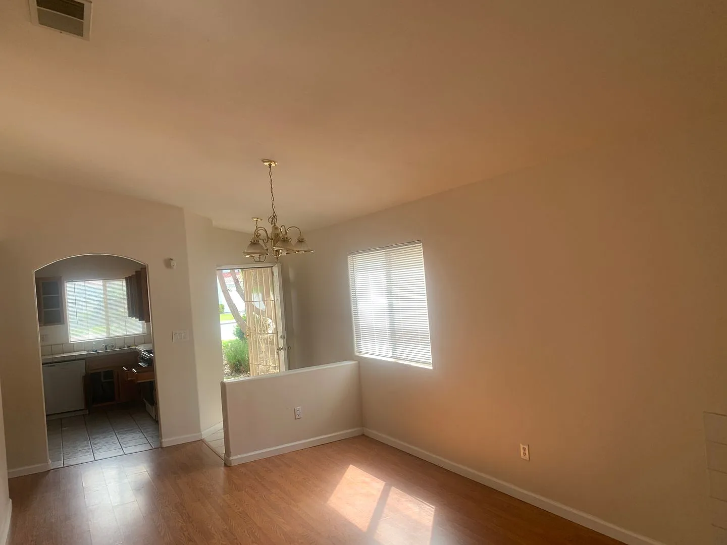 House - The Oaks — Photo 4
