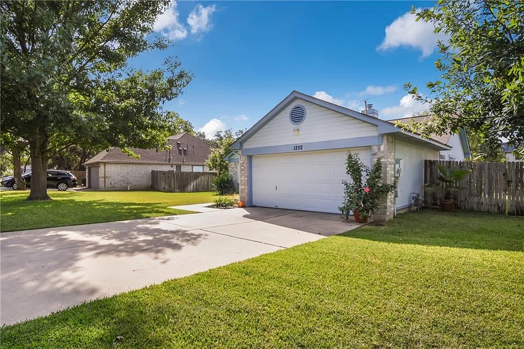 3 bed, 2.0 bath, 1240 sqft, $2,145 — Photo 2