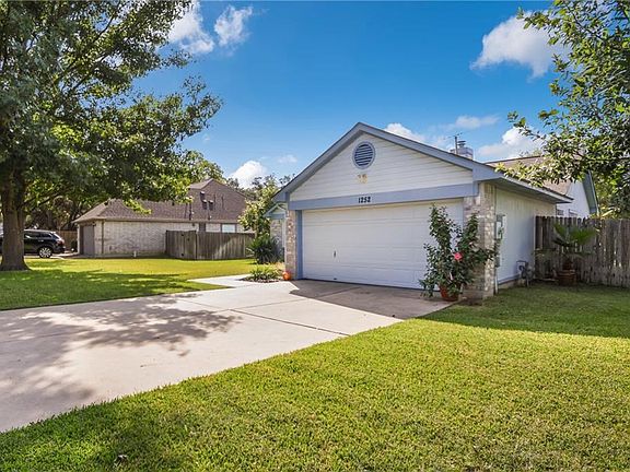 2nd image of 1252 Lacey Oak Loop