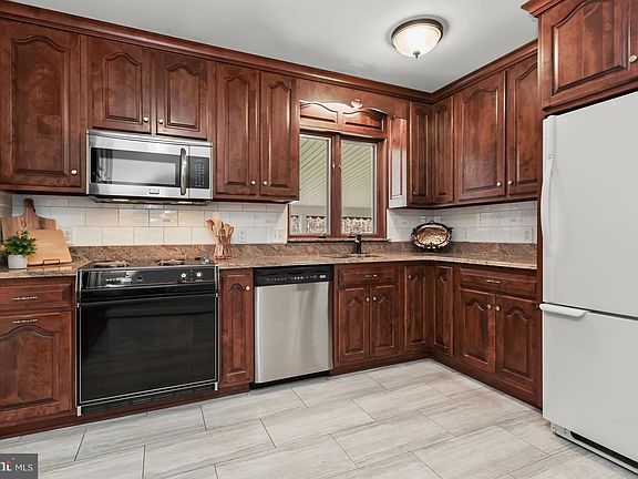 3rd image of 5906 Dale Ct