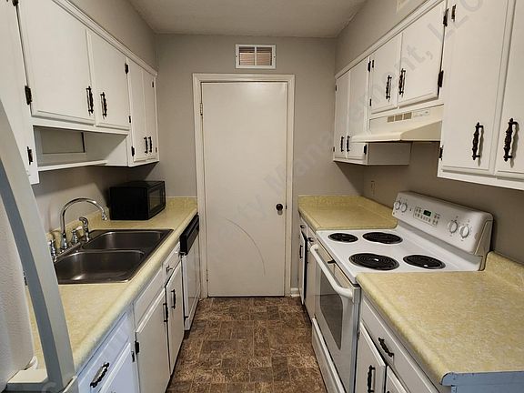 4th image of 721 Deerwood St APT C