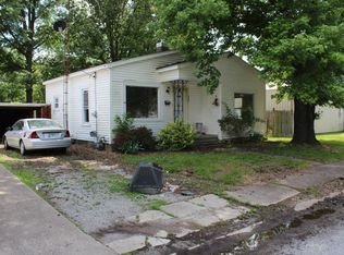 806 E John St, Christopher, IL 62822