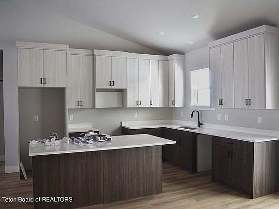 4th image of 626 Little Greys Loop