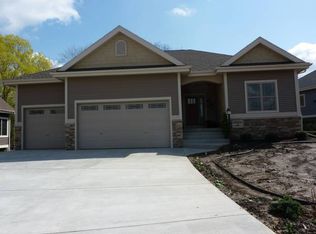 24 Oak Ridge Trl, Deerfield, WI 53531