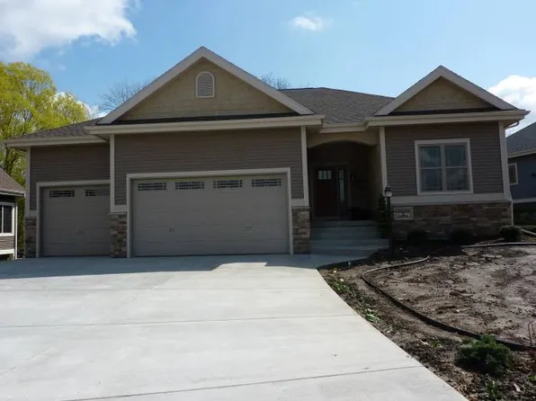 24 Oak Ridge Trl, Deerfield, WI 53531
