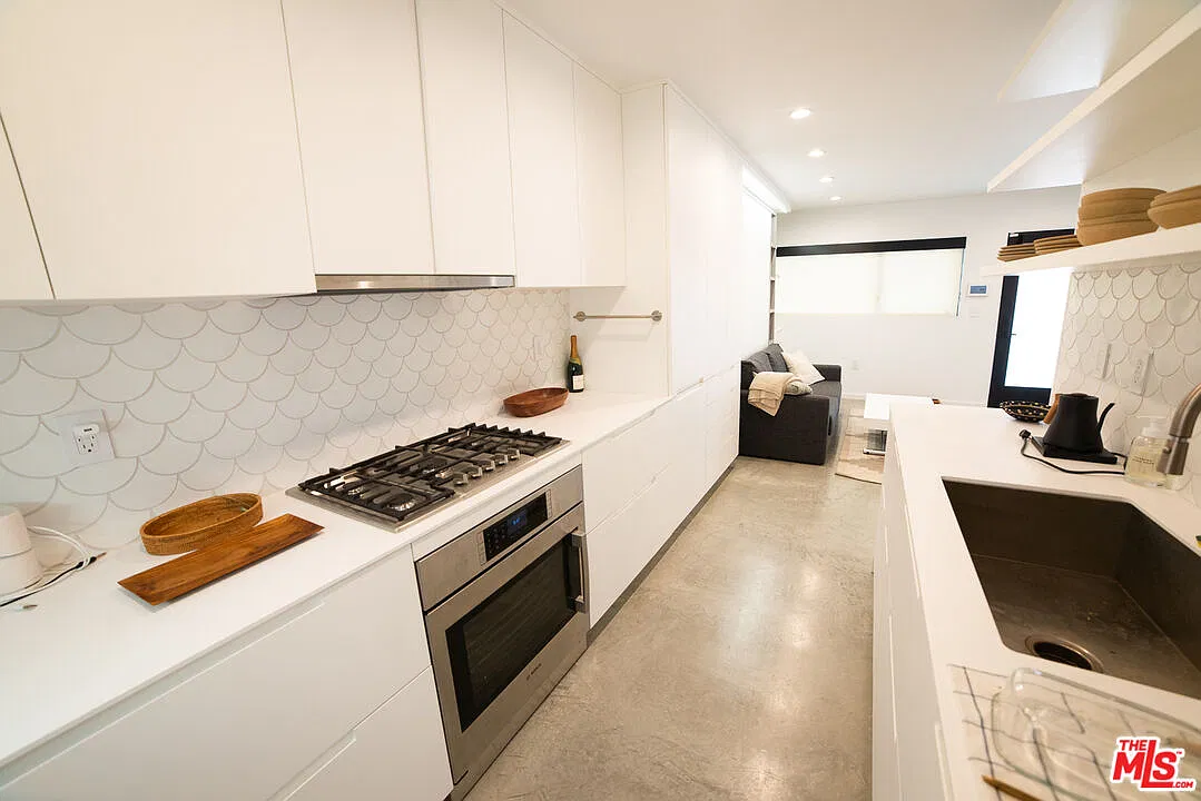 Studio, 1.0 bath, 300 sqft, $3,250 — Photo 3