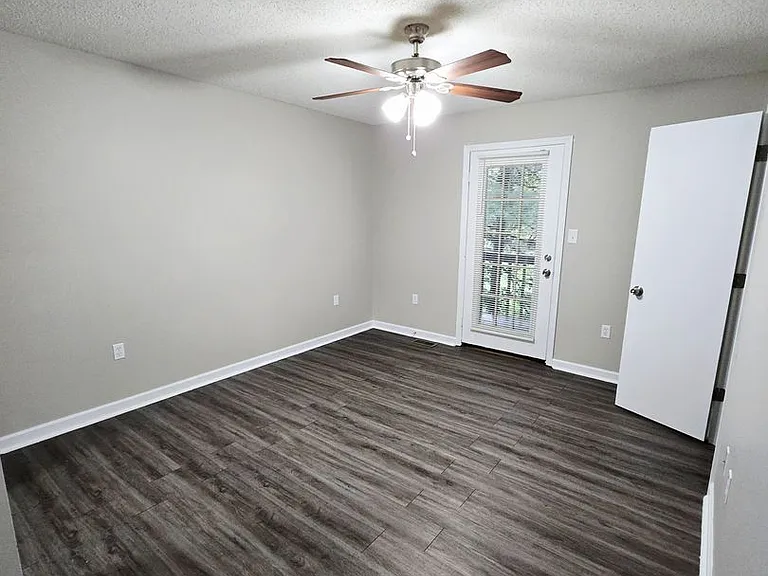 Country Shores Apartments — Photo 55