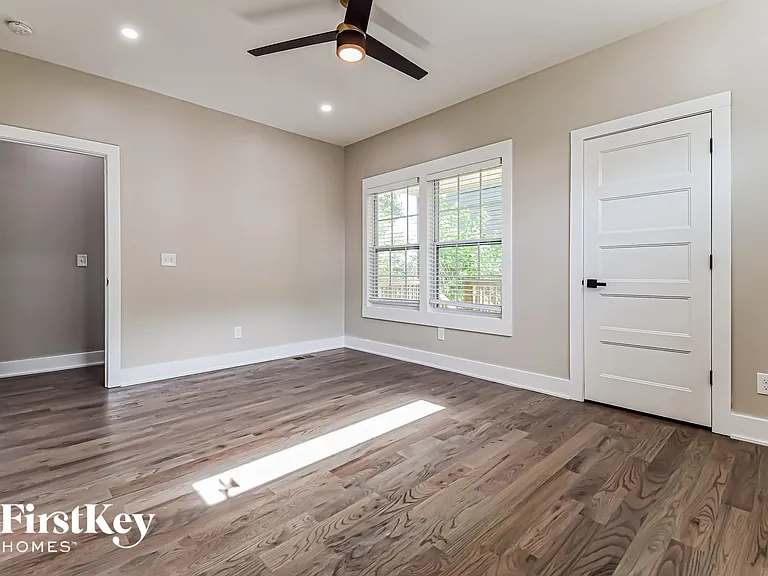 573 Middle St SW — Photo 5
