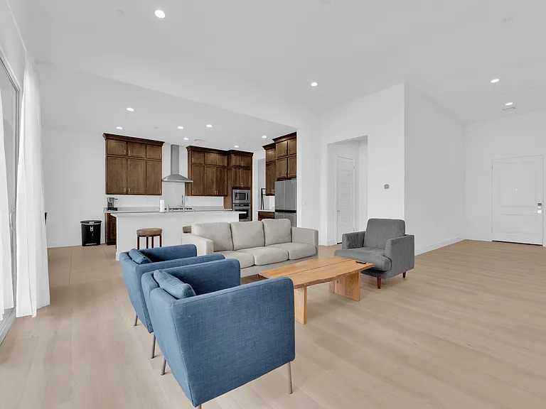 323 Robledo St — Photo 5