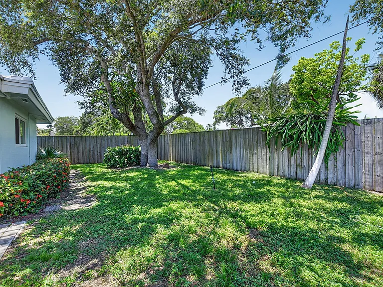 807 SW 3rd St — Photo 48