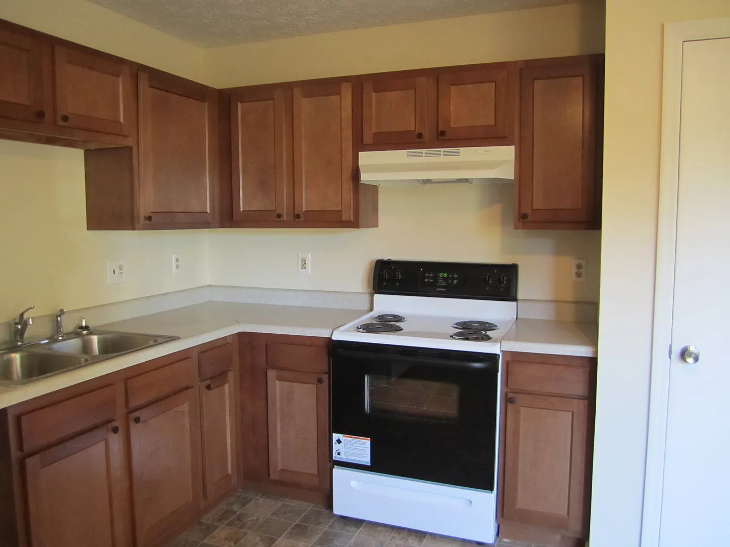 3 bedroom 2 bath home convenient to Downtown, Shopping, Restaurants & YMCA — Photo 3