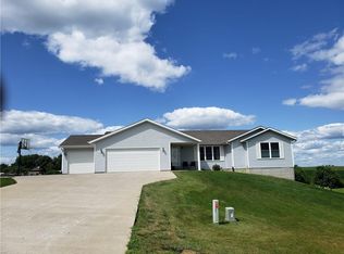 1811 Elk Horn Ct, Pella, IA 50219