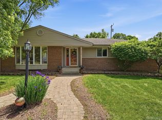 21156 Robinson St, Farmington Hills, MI 48336