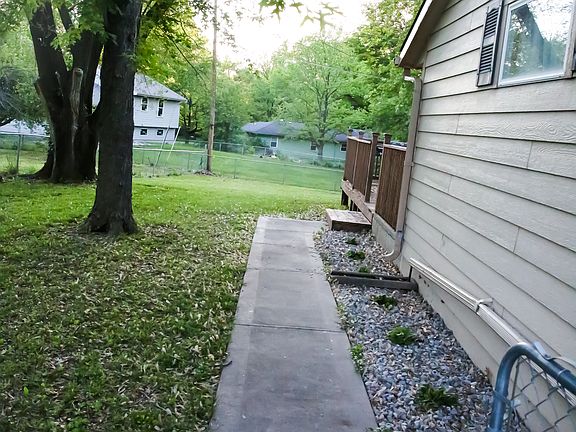 3rd image of 1118 S Pleasant Dr