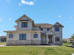 7664 Von St, Papillion, NE 68046