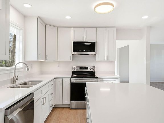 5th image of 1057 W Outer Dr