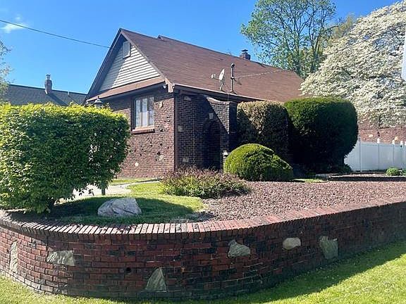 3rd image of 141 Woodbridge Ave