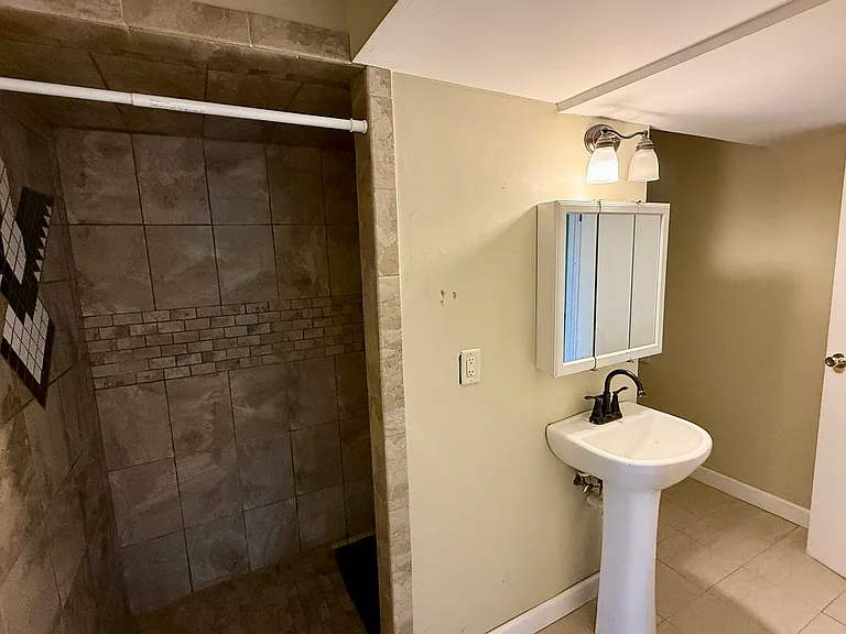 408 Anamosa St — Photo 17