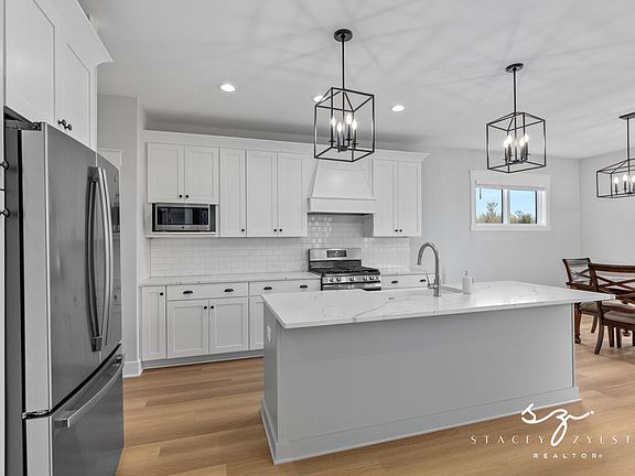 5th image of 686 Stonebriar Cir