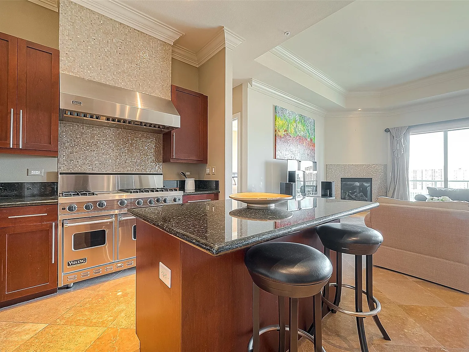 3 bed, 3.0 bath, 2155 sqft, $5,250 — Photo 3