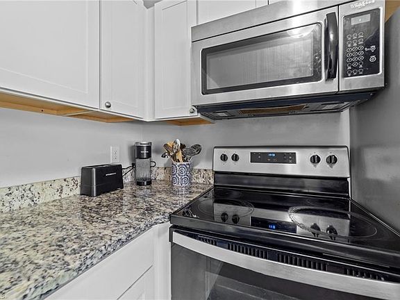 4th image of 919 Carr St