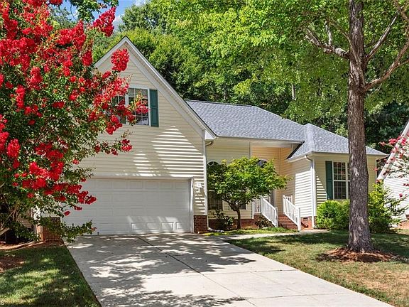 3rd image of 3 Holly Springs Ln