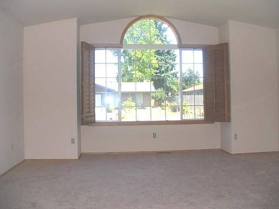 Living room w/vaulted ceilings
