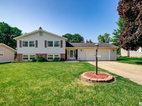 214 Castle Dr, Dunlap, IL 61525