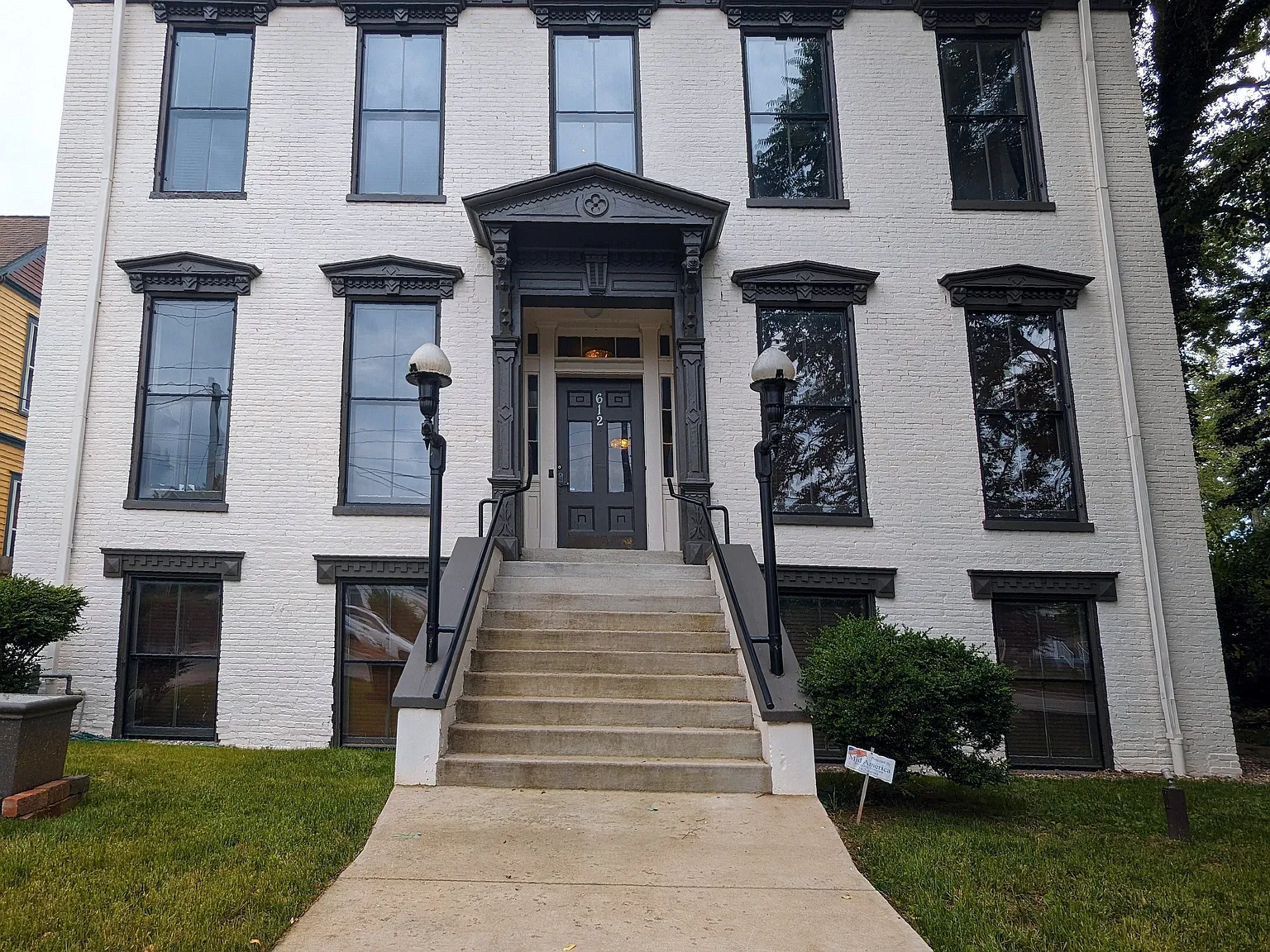 612 E Main St — Photo 2