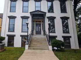 612 E Main St