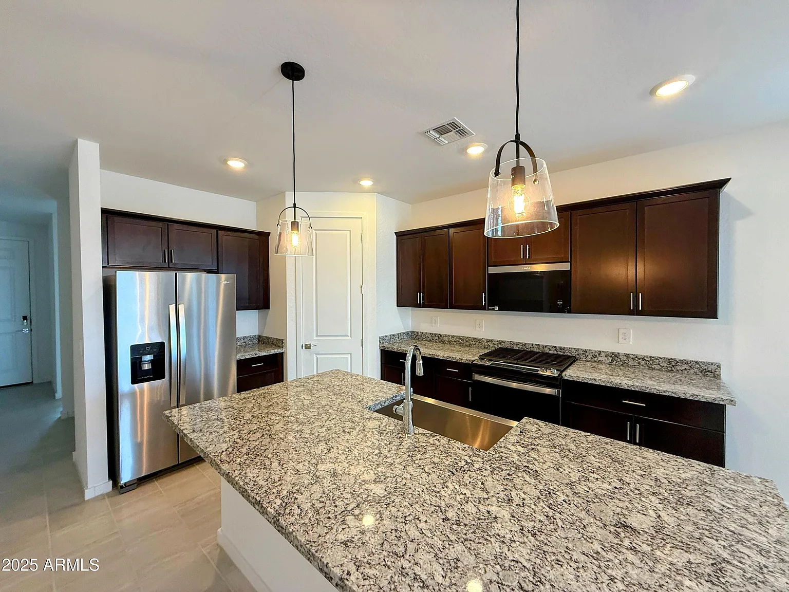 4 bed, 2049 sqft, $2,400 — Photo 2