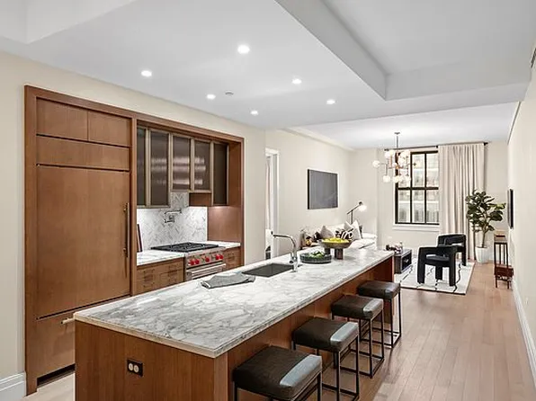 100 Barclay St APT 15H, New York, NY 10007