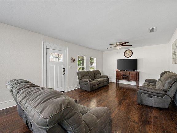 5th image of 2215 W Park Row Blvd