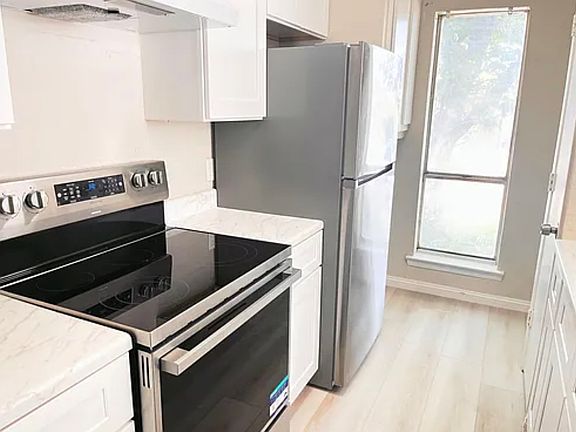 3rd image of 2456 Doreen St