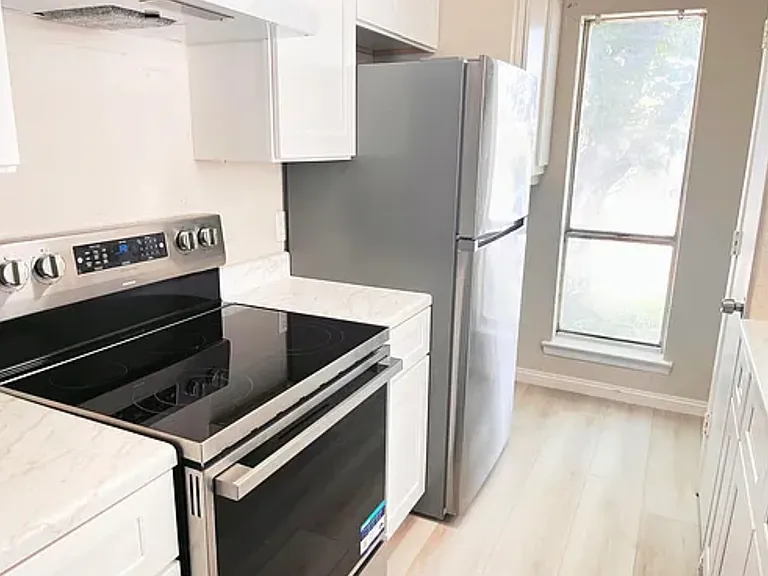 2446 Doreen St — Photo 3