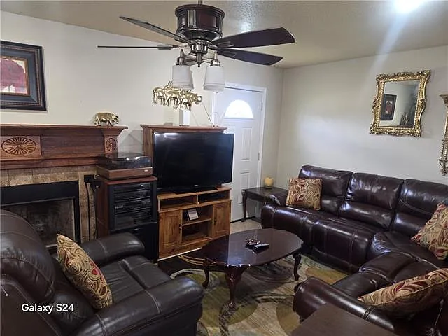 5 bed, 3.0 bath, 3000 sqft, $2,900 — Photo 3