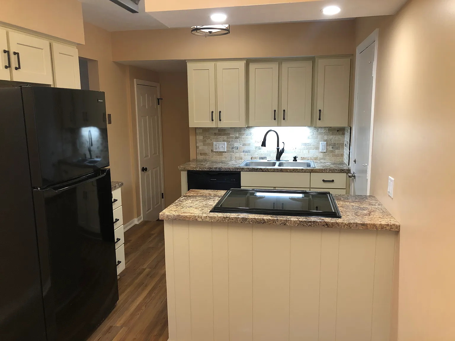 2 bed, 1.5 bath, 1000 sqft, $1,650 — Photo 3