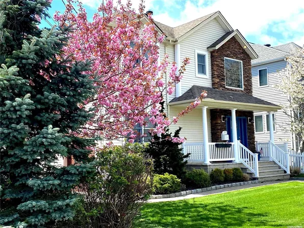 120 Neptune Place, Massapequa, NY 11758